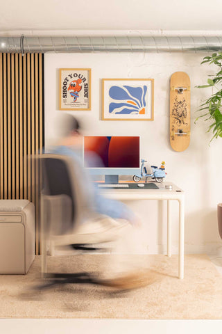 Standing Desk vs Sitting Desk: Which Workspace Performs Better?